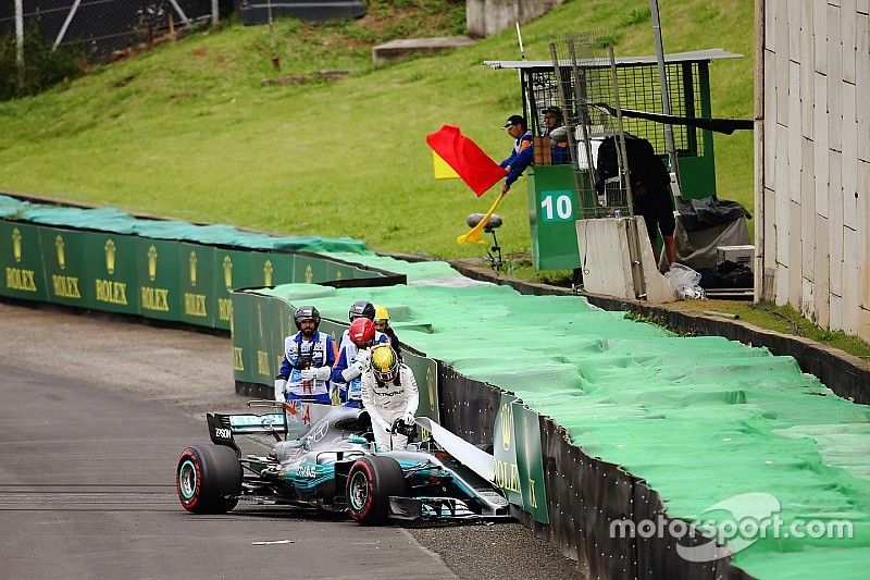 Lewis Hamilton, Mercedes AMG F1 W08, sale de su auto da&ntilde;ado despu&eacute;s de estrellarse en Q1