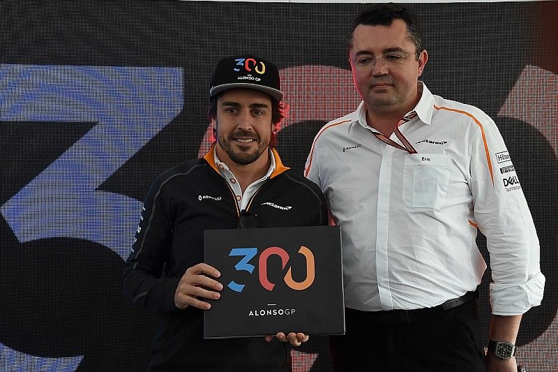 Fernando Alonso, McLaren, celebra sus 300 grandes premios con Eric Boullier, director de McLaren