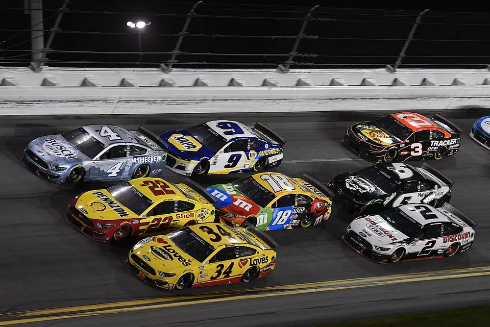 Michael McDowell, Front Row Motorsports Ford, Joey Logano, Team Penske Ford, Kevin Harvick, Stewart-Haas Racing Ford, Kyle Busch, Joe Gibbs Racing Toyota, Chase Elliott, Hendrick Motorsports Chevrolet, Brad Keselowski, Team Penske Ford, Kyle Larson, Hendrick Motorsports Chevrolet