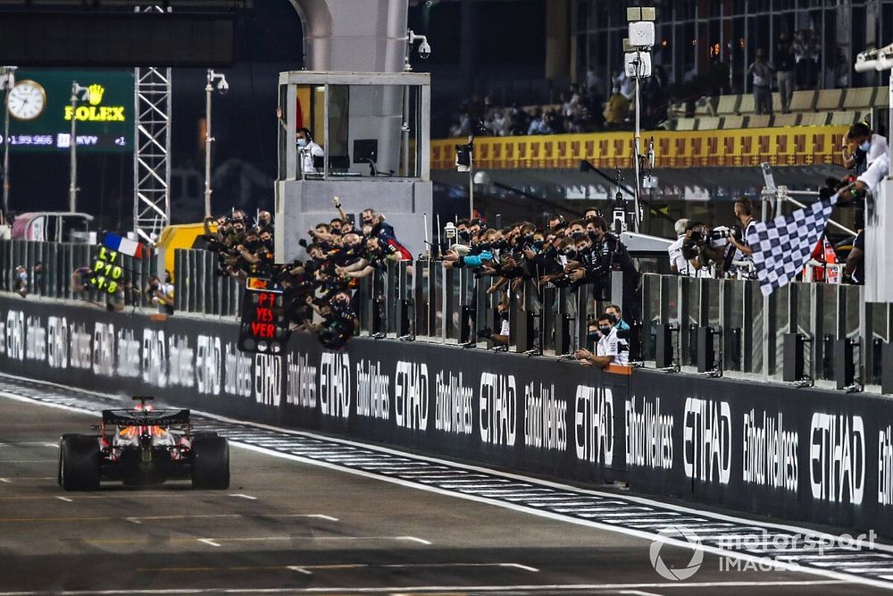 Max Verstappen, Red Bull Racing RB16, 1st position, takes the chequered flag