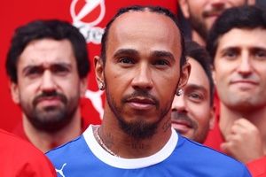 Hamilton celebra que haya 11 equipos en la F1 y lanza elogios a Bottas y P&eacute;rez