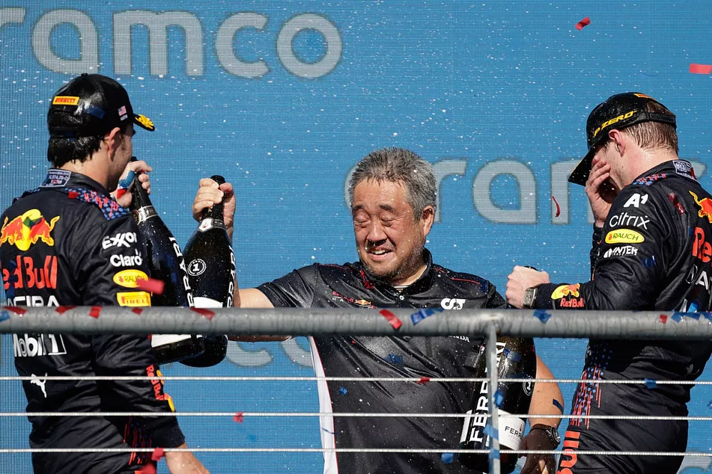 Podio: ganador Max Verstappen, Red Bull Racing, tercer lugar Sergio P&eacute;rez, Red Bull Racing y Masashi Yamamoto, Director de Honda Motorsport