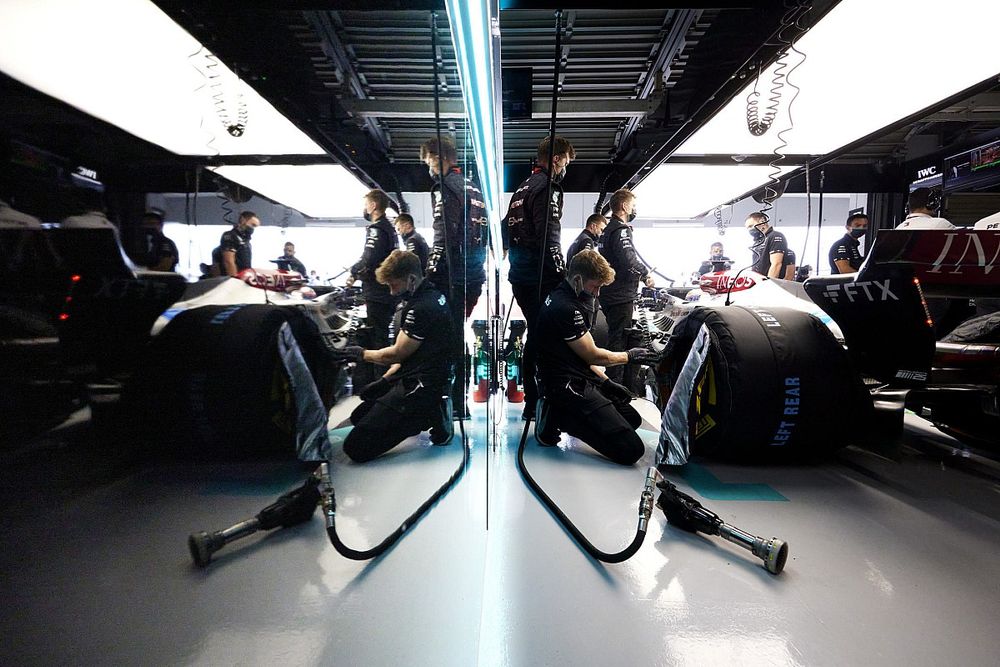 Mec&aacute;nicos de Mercedes en el box
