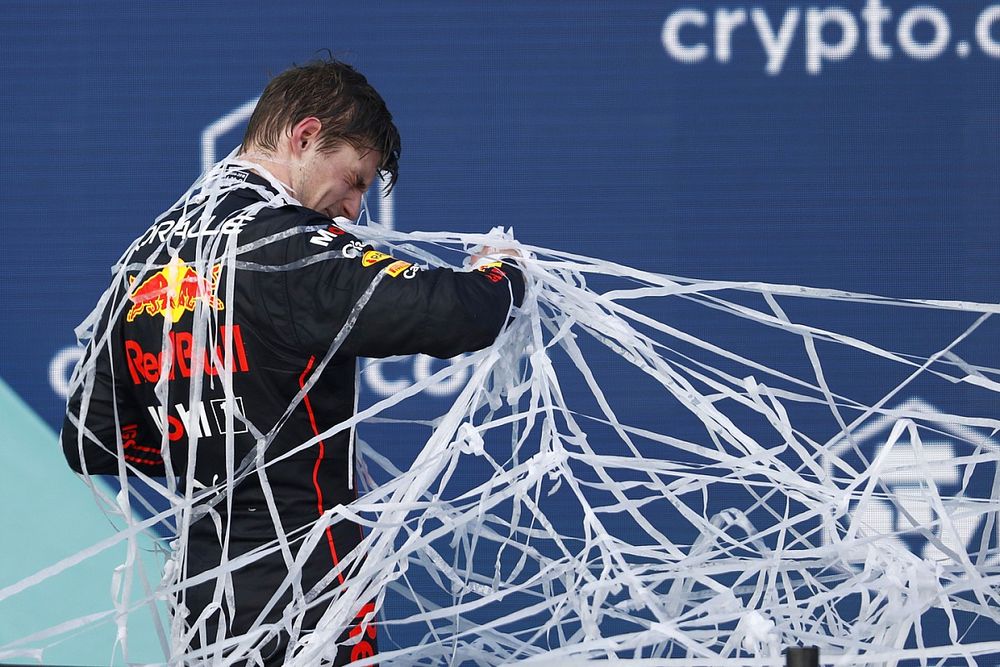 Max Verstappen, Red Bull Racing, 1e positie, bedekt met confetti op het podium