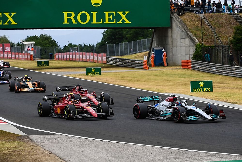 George Russell, Mercedes W13, Carlos Sainz, Ferrari F1-75, Charles Leclerc, Ferrari F1-75, Lando Norris, McLaren MCL36, Lewis Hamilton, Mercedes W13, el resto de la parrilla en la primera vuelta