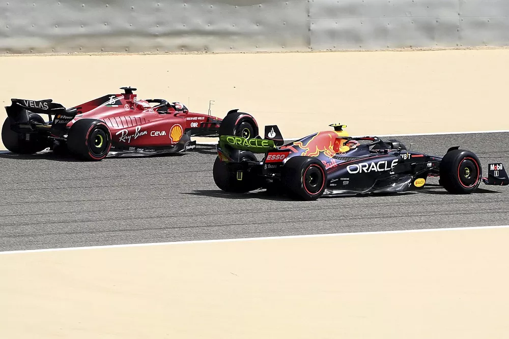Charles Leclerc, Ferrari F1-75, Sergio P&eacute;rez, Red Bull Racing RB18