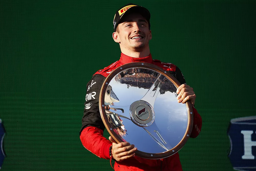 Le vainqueur Charles Leclerc, Ferrari, sur le podium avec son trophée