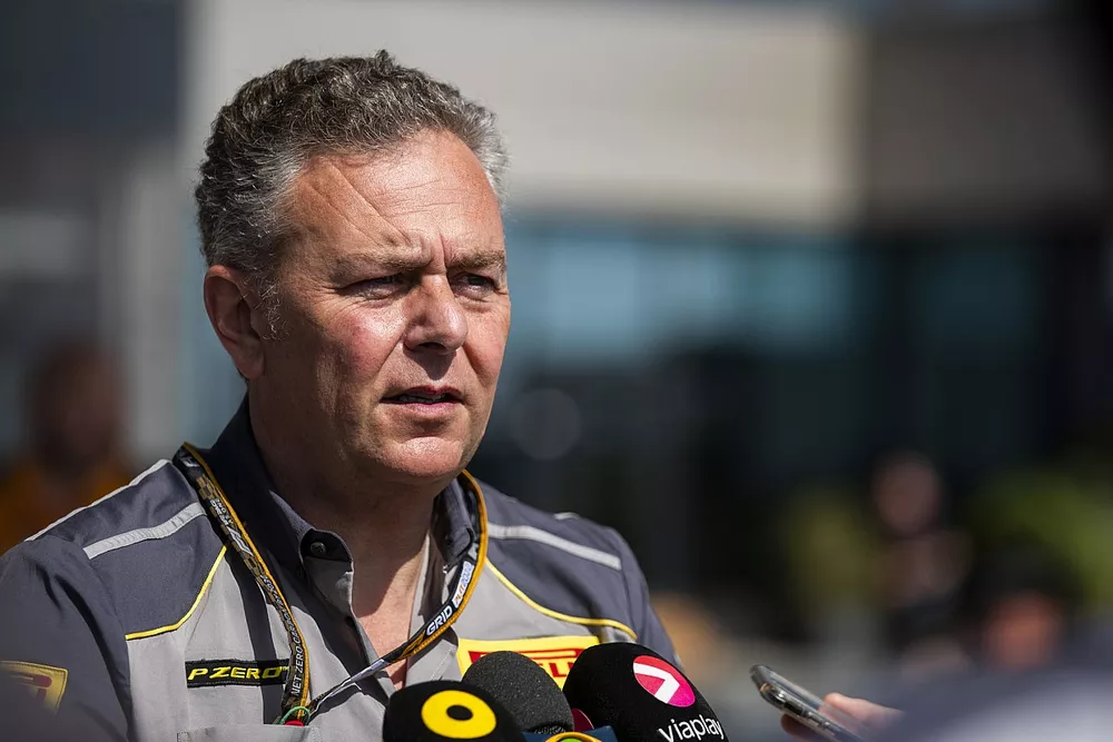 Mario Isola, director de carreras de Pirelli Motorsport, habla con la prensa 