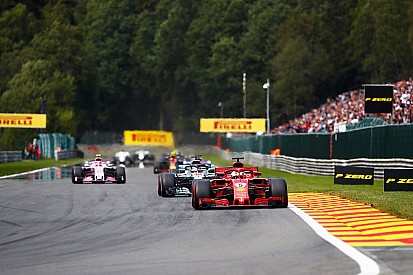 Az FIA csak nevet Hamilton kommentjein, melyben a "trükkös Ferrarit" emlegeti