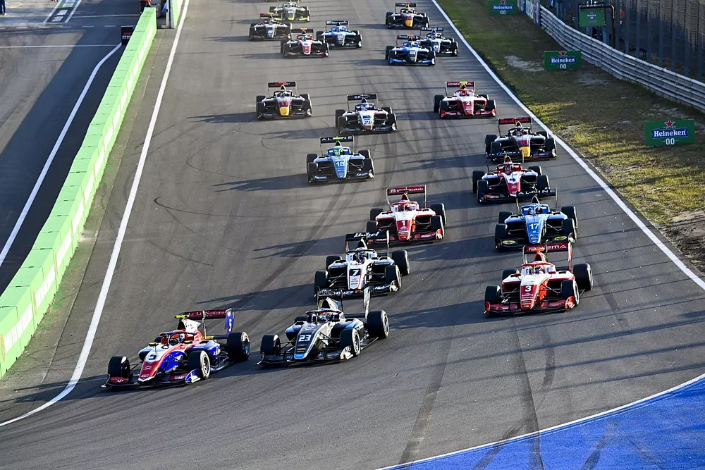 Clement Novalak, Trident, Ido Cohen, Carlin Buzz Racing and Olli Caldwell, Prema Racing at the start