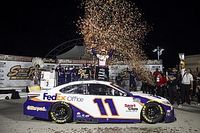 Hamlin avanza en los playoffs de NASCAR con un triunfo en Las Vegas