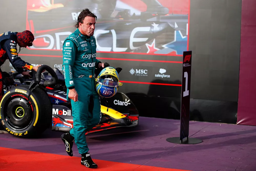 Fernando Alonso, Aston Martin F1 Team, in Parc Ferme after the Sprint race