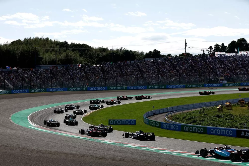 Valtteri Bottas, Alfa Romeo C43, Kevin Magnussen, Haas VF-23, Alex Albon, Williams FW45, chase the pack