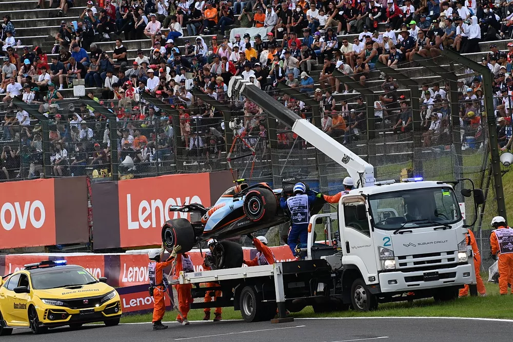 Los comisarios retiran del circuito el coche da&ntilde;ado de Logan Sargeant, Williams FW45, tras un accidente en la Q1