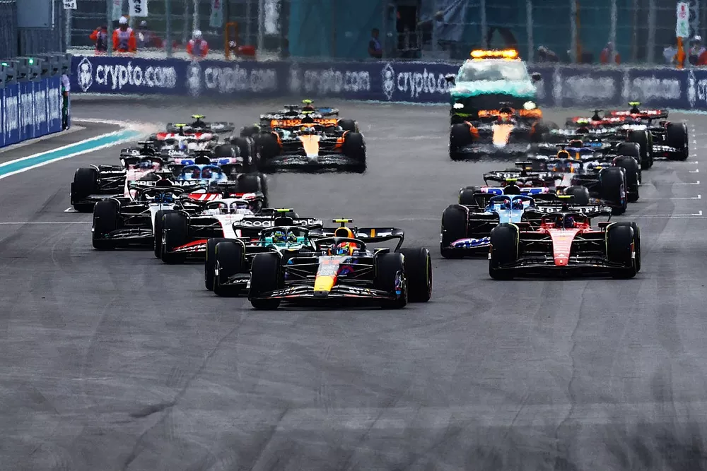 Sergio Perez, Red Bull Racing RB19, en t&ecirc;te au d&eacute;part