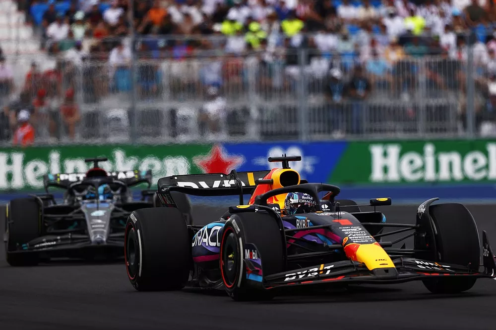 フェルスタッペン、9番手スタートも跳ね除け優勝。ペレスを退ける