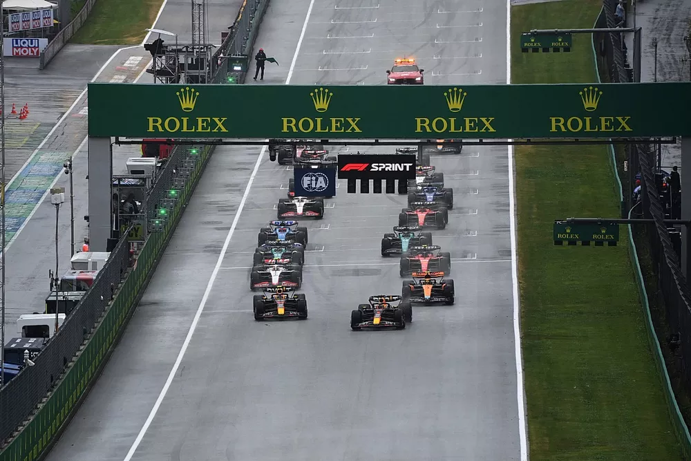Max Verstappen, Red Bull Racing RB19, Sergio P&eacute;rez, Red Bull Racing RB19, lideran la salida para el Sprint