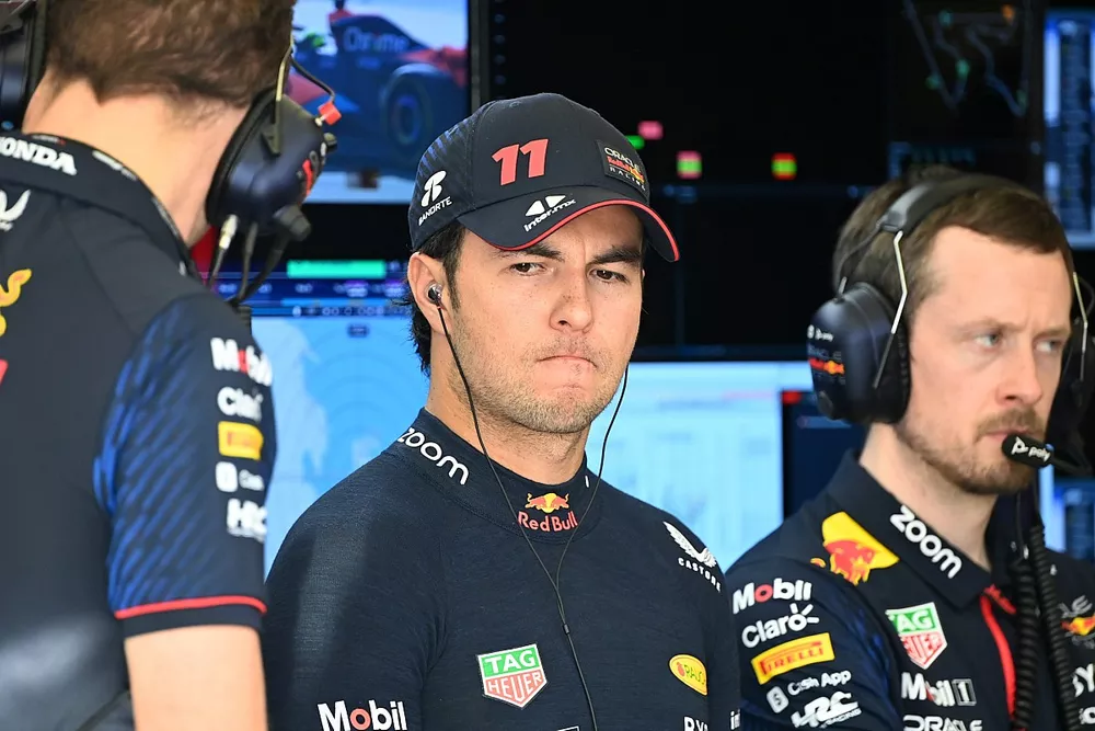 Sergio P&eacute;rez, Red Bull Racing, en el garaje del equipo