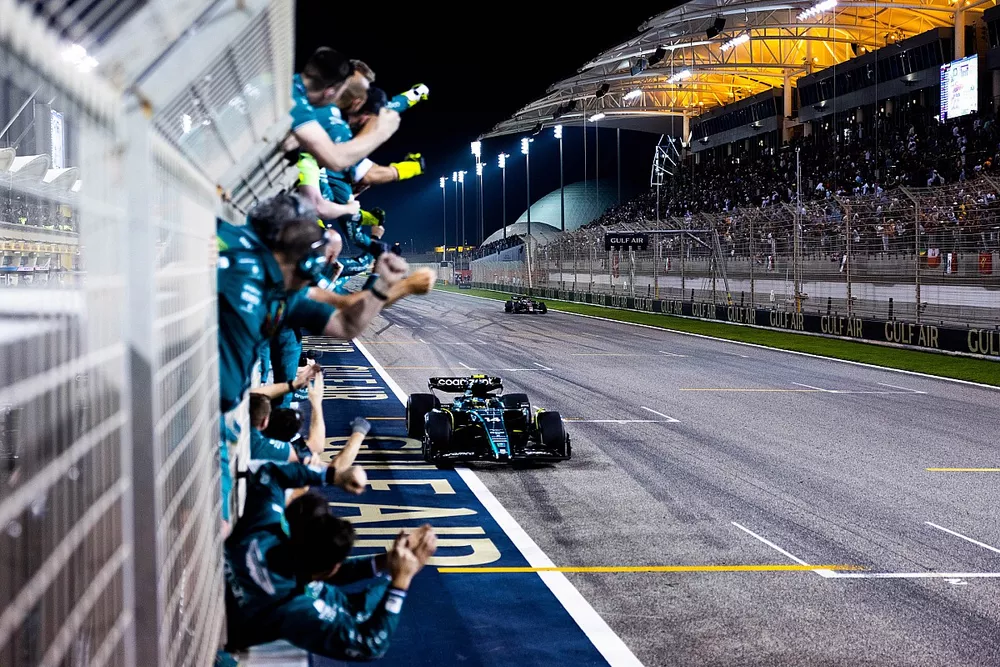 El equipo Aston Martin anima a Fernando Alonso, Aston Martin AMR23, 3&ordf; posici&oacute;n, en la l&iacute;nea de meta.
