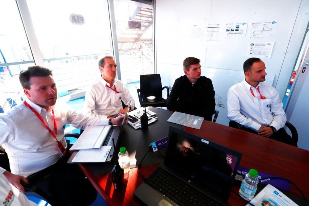 Max Verstappen con los comisarios