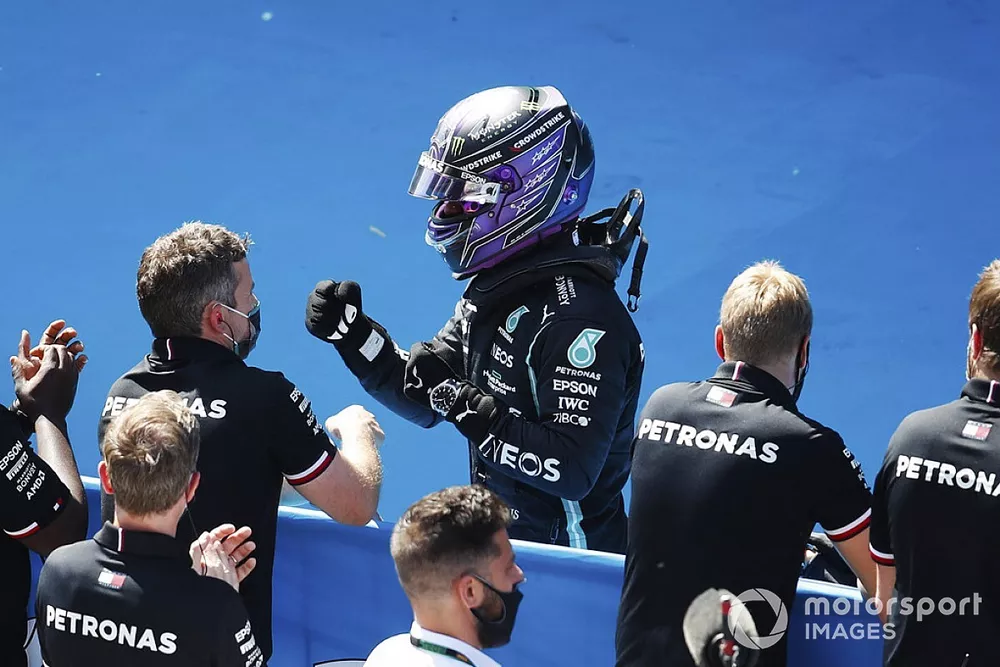 Il team si congratula con Lewis Hamilton, Mercedes, dopo aver conquistato la 100esima pole in F1