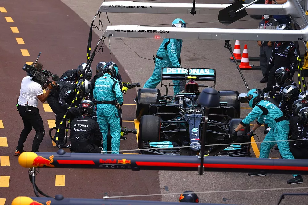 Valtteri Bottas, Mercedes W12, en pits con problemas técnicos relacionados con su rueda delantera derecha