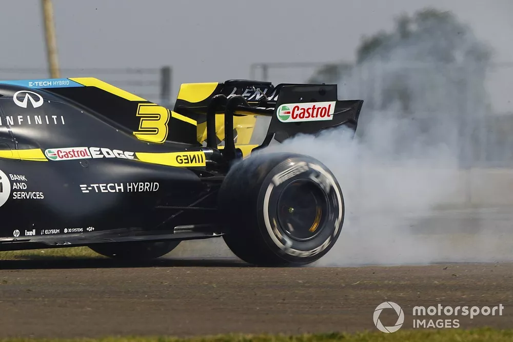 Daniel Ricciardo, Renault F1 Team R.S.20, spins up his rears after spinning out