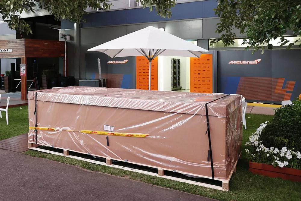 Materieel buiten de McLaren-garage in de paddock