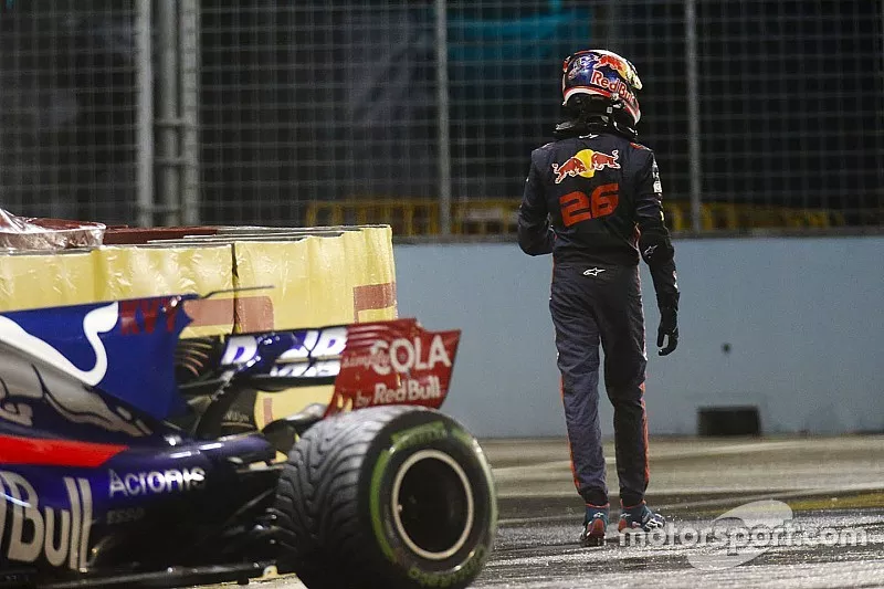 Daniil Kvyat marche &agrave; c&ocirc;t&eacute; de sa Scuderia Toro Rosso STR12