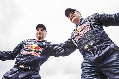 Sainz: Peugeot ile Dakar'ı kazanamamak kötü olacaktı
