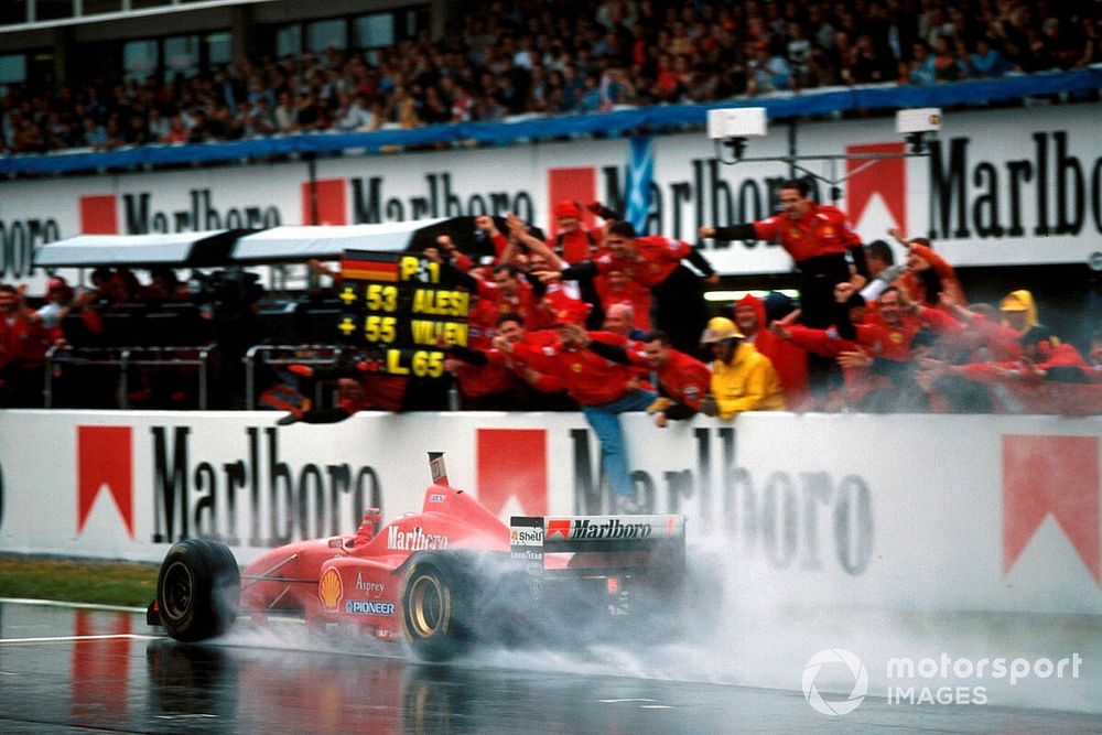 GAnador Michael Schumacher, Ferrari F310 toma la bandera a cuadros