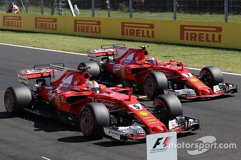 Ganador de la pole Sebastian Vettel, Ferrari SF70-H y segundo puesto Kimi Raikkonen, Ferrari SF70-H