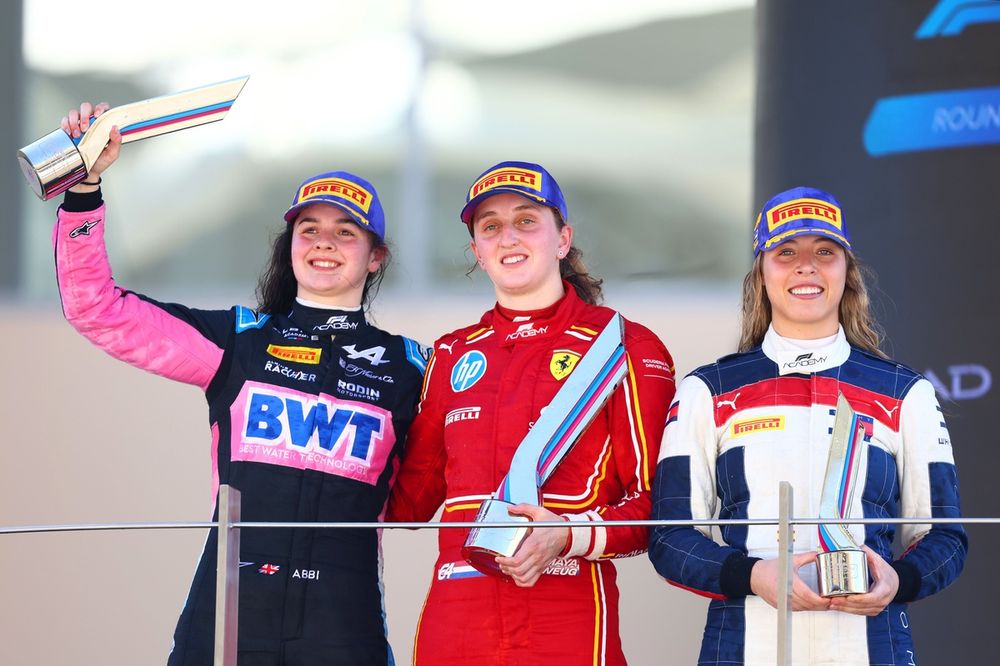 La ganadora Maya Weug,  PREMA Racing, la segunda Abbi Pulling, Rodin Motorsport, la tercera Nerea Marti, Campos Racing celebran en el podio