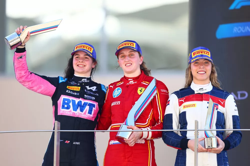 La ganadora Maya Weug, PREMA Racing, la segunda Abbi Pulling, Rodin Motorsport, la tercera Nerea Marti, Campos Racing celebran en el podio