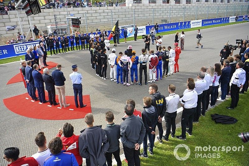 F1 gathers on the grid to pay their respect to Anthoine Hubert who tragically lost his life the previous day in the F2 race