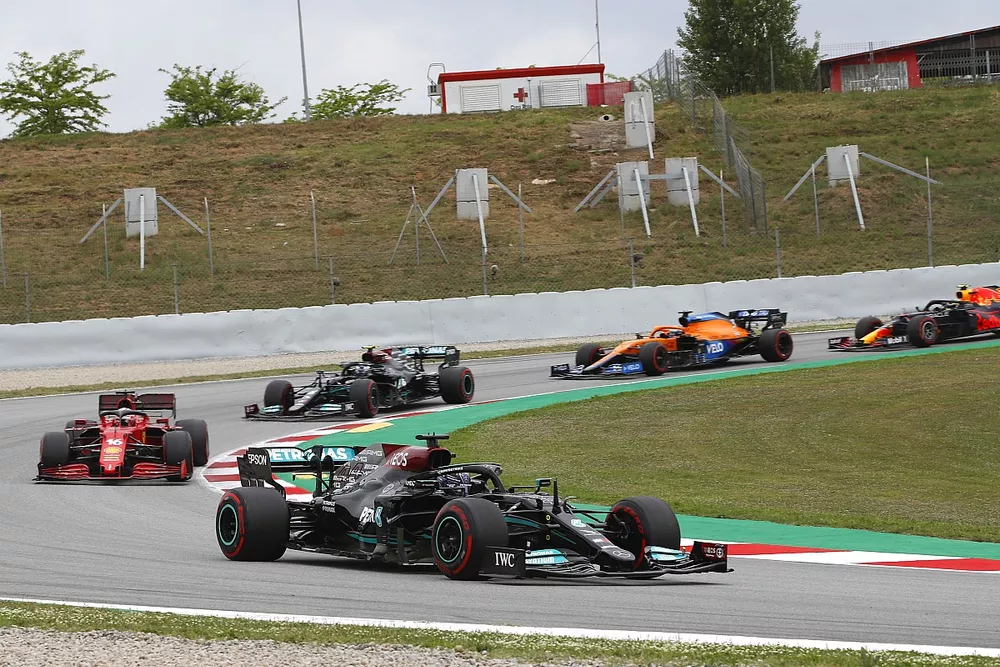 Sir Lewis Hamilton, Mercedes W12, leads Charles Leclerc, Ferrari SF21, Valtteri Bottas, Mercedes W12, Daniel Ricciardo, McLaren MCL35M, and Sergio Perez, Red Bull Racing RB16B