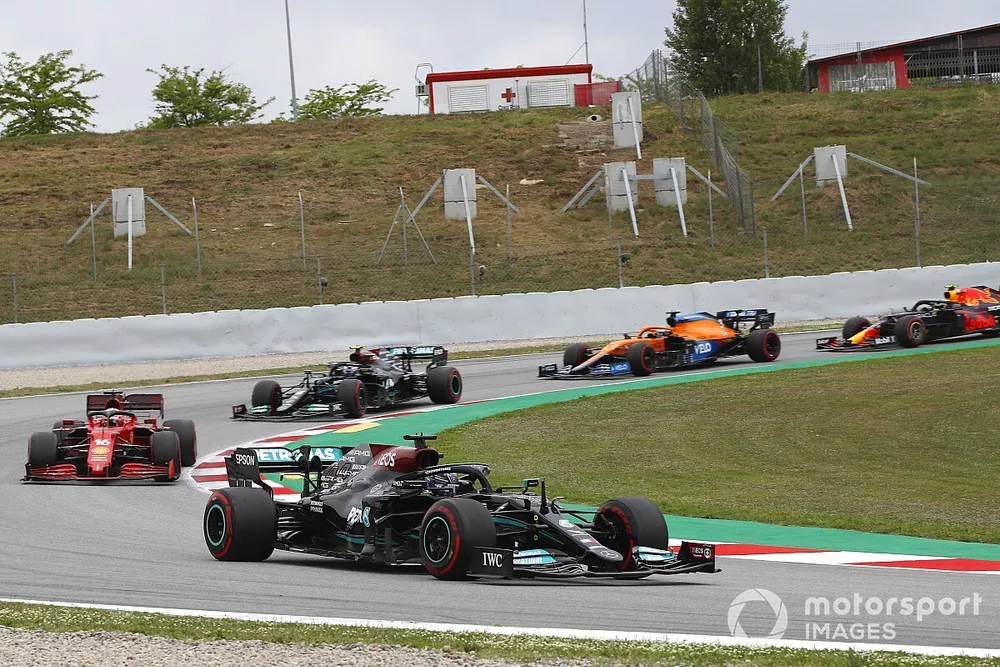 Sir Lewis Hamilton, Mercedes W12, leads Charles Leclerc, Ferrari SF21, Valtteri Bottas, Mercedes W12, Daniel Ricciardo, McLaren MCL35M, and Sergio Perez, Red Bull Racing RB16B