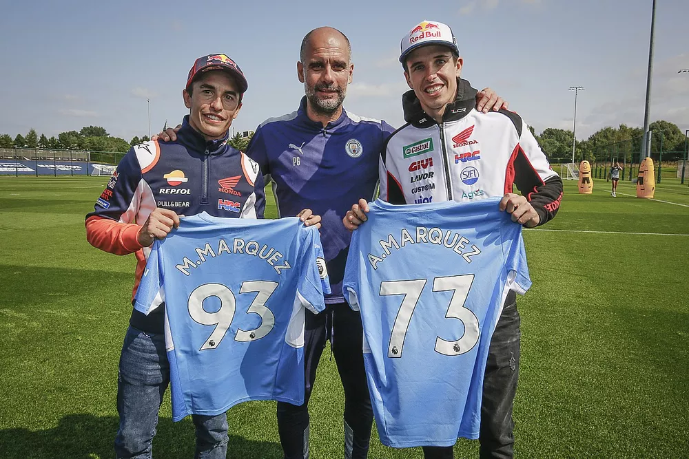 Marc M&aacute;rquez, Repsol Honda Team, Alex M&aacute;rquez, Team LCR Honda, con Pep Guardiola, entrenador del Manchester City