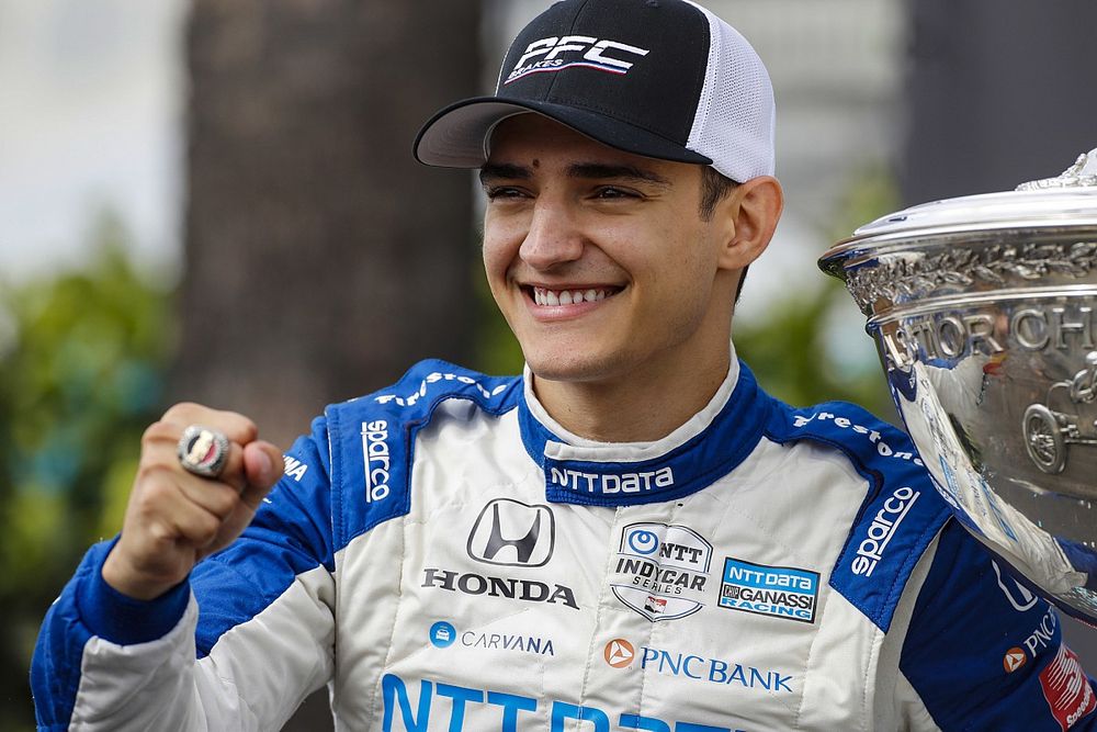 Alex Palou, Chip Ganassi Racing Honda con la Copa Astor mientras celebra en el podio del campeonato