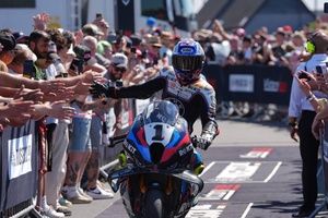 Toprak arrasa en Donington y ya aprieta a Bulega; Bautista, KO en la salida