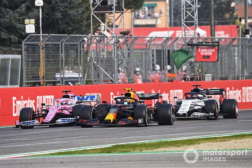 Alex Albon, Red Bull Racing RB16, con Daniil Kvyat, AlphaTauri AT01, y Sergio P&eacute;rez, Racing Point RP20