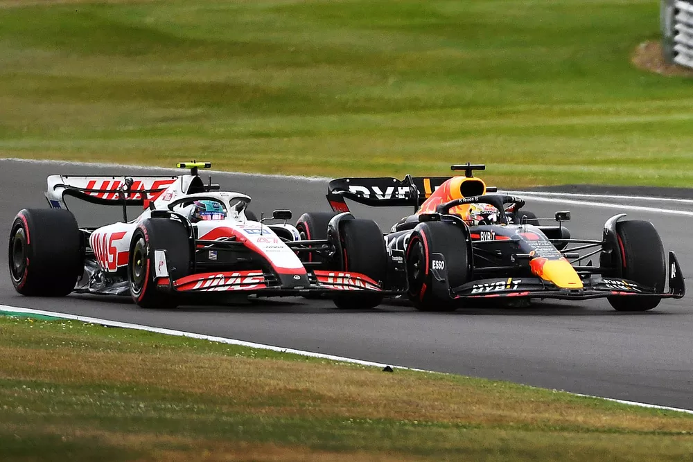 Max Verstappen, Red Bull Racing RB18, pelea con Mick Schumacher, Haas VF-22