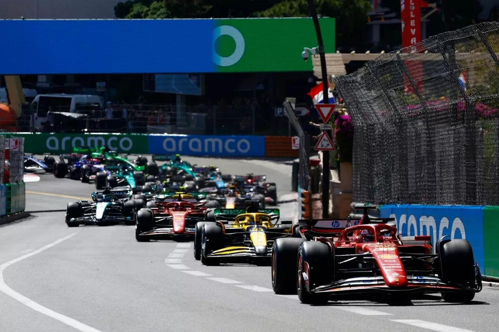 Charles Leclerc, Ferrari SF-24, Oscar Piastri, McLaren MCL38, Carlos Sainz, Ferrari SF-24, et le reste du peloton au départ