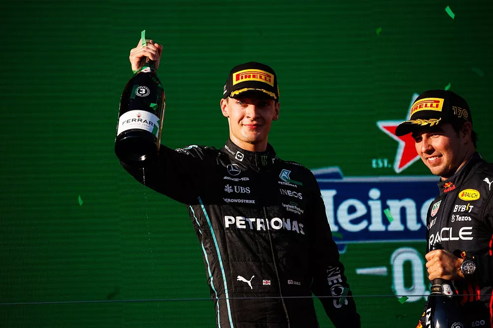 Podio: segundo lugar Sergio P&eacute;rez, Red Bull Racing, tercer lugar George Russell, Mercedes-AMG