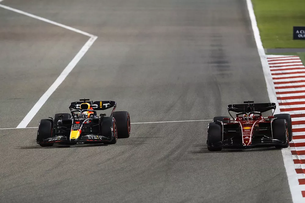 Max Verstappen, Red Bull Racing RB18, se bat avec Charles Leclerc, Ferrari F1-75