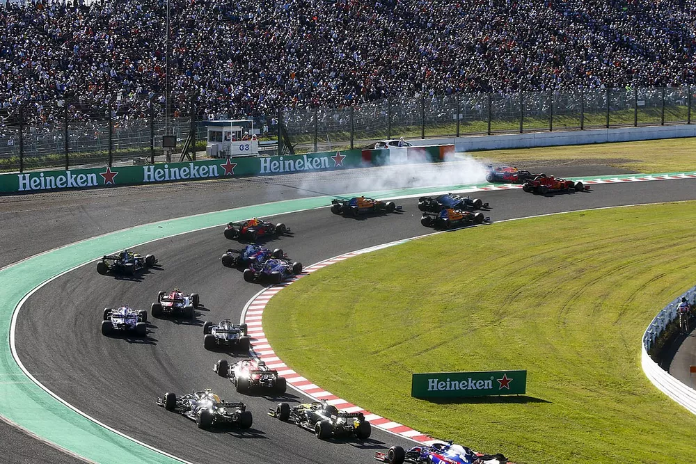 Max Verstappen, Red Bull Racing RB15 gira despu&eacute;s de hacer contacto con Charles Leclerc, Ferrari SF90 