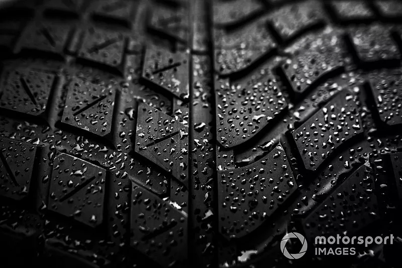 Detalle de neum&aacute;tico lluvia