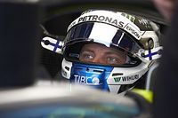 Bottas au départ d'un rallye avec une WRC