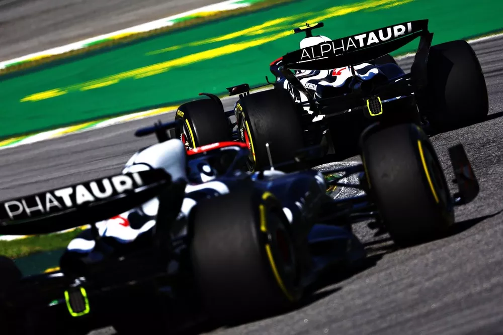 Yuki Tsunoda, AlphaTauri AT04, Daniel Ricciardo, AlphaTauri AT04