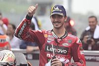 "Bye, bye Honda. Ahora toca el beso, como Valentino", le suelta Bagnaia a M&aacute;rquez